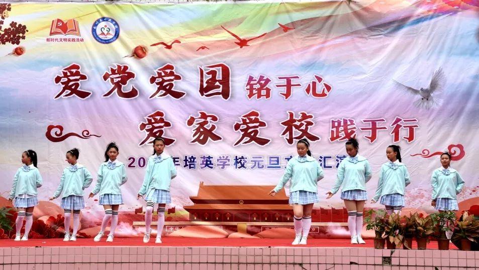 辽宁朝阳市总工会“送万福、进万家”书法公益活动举行